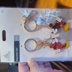 Walt Disney World Parks Exclusive Mickey and Minnie Kissing Keychain Set